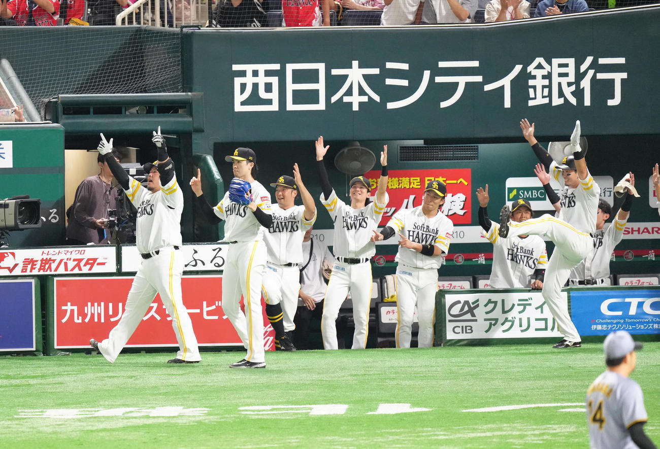 ソフトバンク対阪神　2回裏ソフトバンク2死一、二塁、山川（左端）は3点本塁打を放ち「どすこいポーズ」を決める。左から2人目は上沢（撮影・足立雅史）