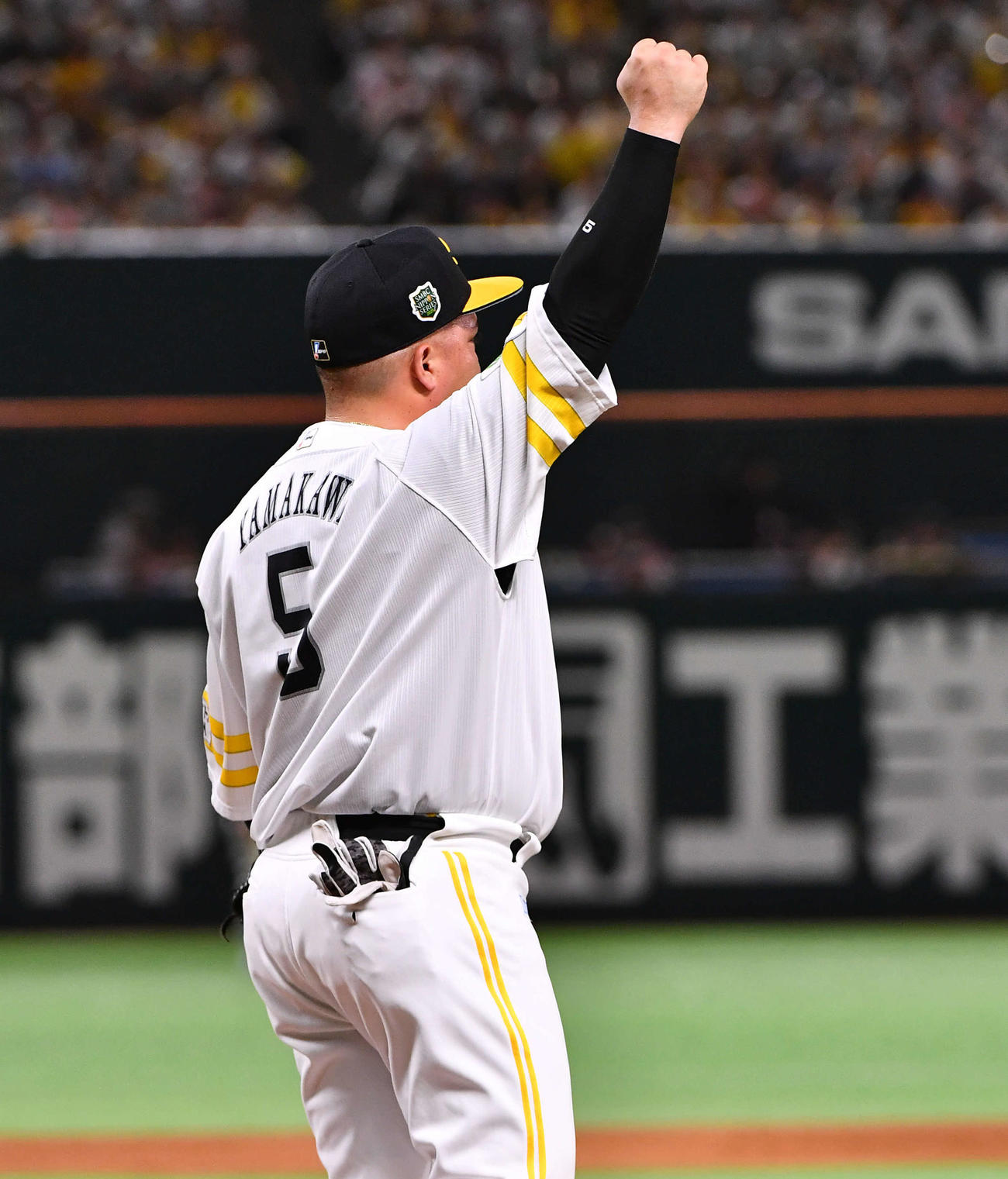 ソフトバンク対阪神　1回裏終了後、勝ち越し二塁打を放った山川は一塁の守備につき、ソフトバンクファンの声援にガッツポーズで応える（撮影・岩下翔太）