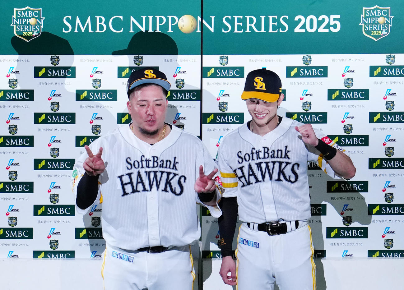 ソフトバンク対阪神　試合後、お立ち台で写真に納まるソフトバンク周東（右）と山川（撮影・江口和貴）
