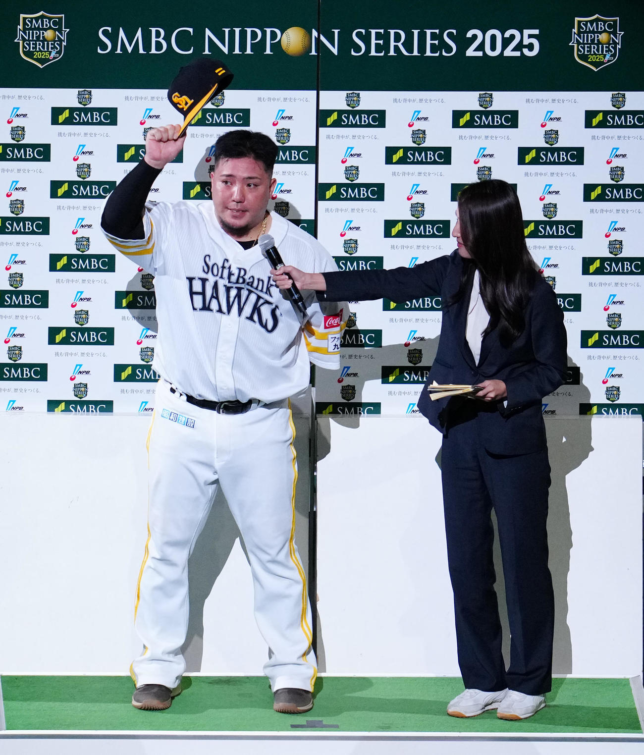 ソフトバンク対阪神　試合後、インタビューを受けるソフトバンク山川（左）（撮影・江口和貴）