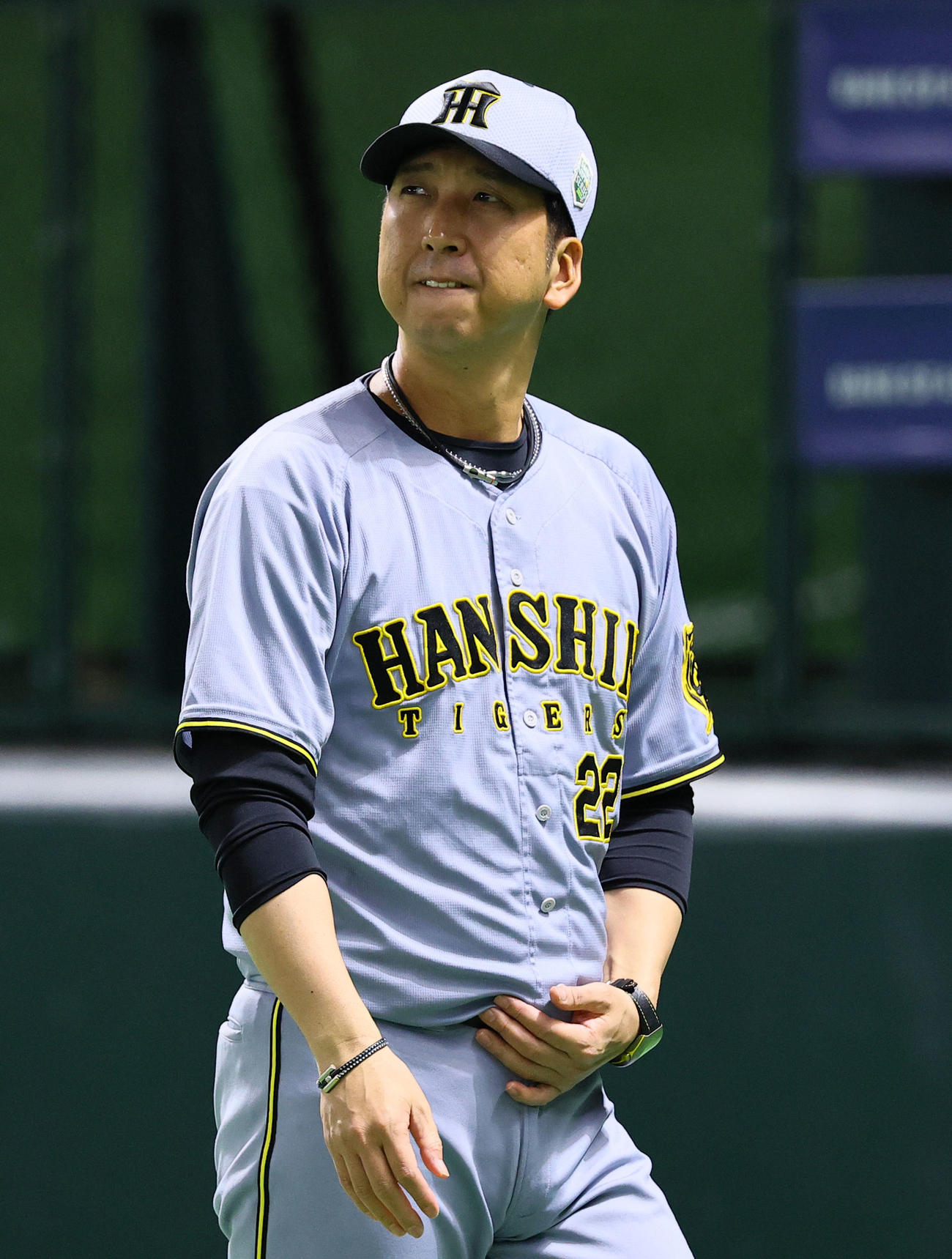 ソフトバンク対阪神　7回、交代を告げベンチに戻る阪神藤川監督（撮影・藤尾明華）