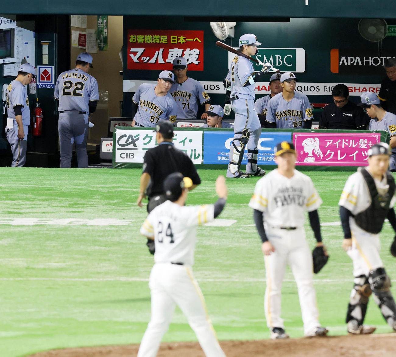 ソフトバンク対阪神　ソフトバンクに敗れロッカールームへ引き揚げるベンチの藤川監督（左から2人目）（撮影・加藤哉）