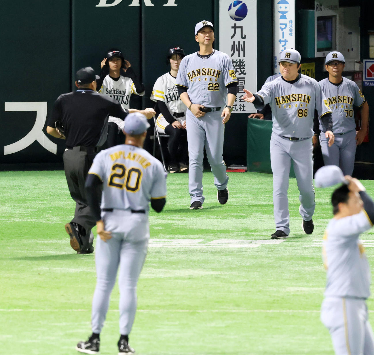 ソフトバンク対阪神　2回裏ソフトバンク2死二塁、打者栗原を迎えたところで投手交代を告げる藤川球児監督（撮影・加藤哉）