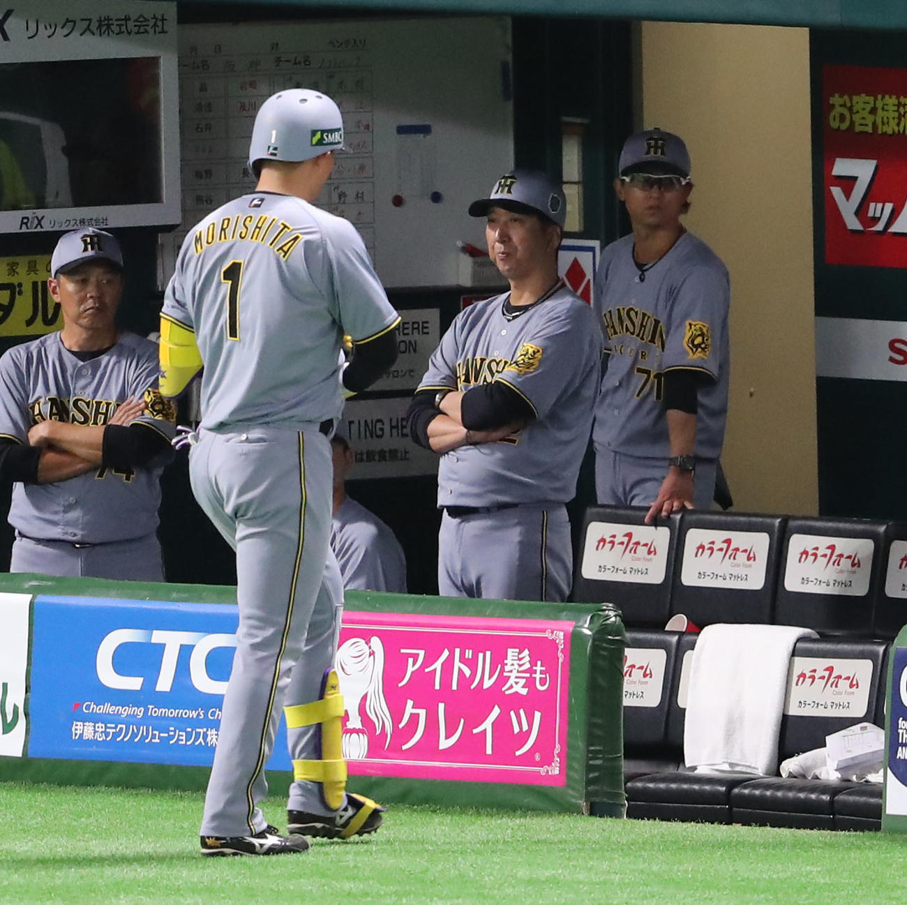 ソフトバンク対阪神　ベンチから戦況を見守る藤川監督（撮影・梅根麻紀）