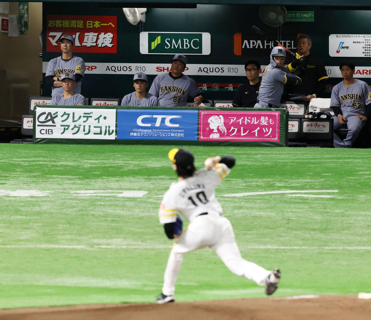 ソフトバンク対阪神　ソフトバンク先発上沢の投球を見守る阪神ベンチのナイン。左端は藤川監督（撮影・加藤哉）