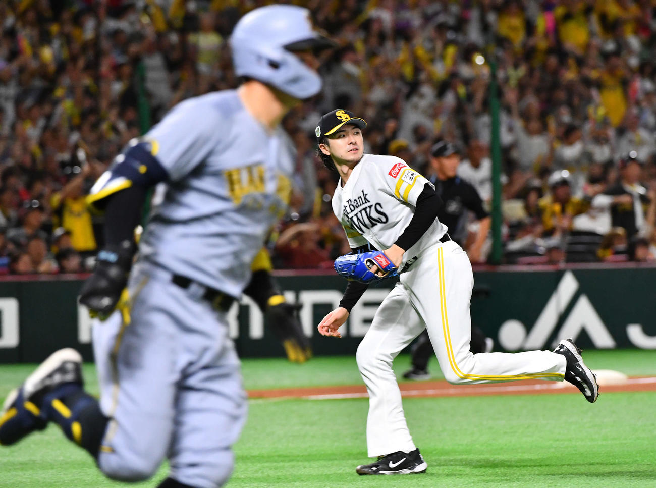 ソフトバンク対阪神　1回表阪神1死二、三塁、佐藤輝（左）に先制の右前適時打を打たれた上沢（撮影・岩下翔太）