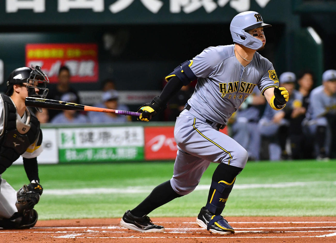 ソフトバンク対阪神　1回表阪神1死二、三塁、佐藤輝は先制の右前適時打を放つ（撮影・岩下翔太）