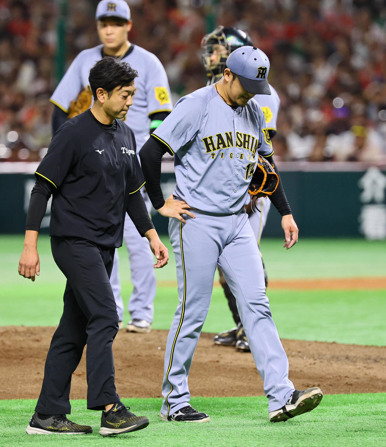 ソフトバンク対阪神　3回裏ソフトバンク2死一、二塁、柳町の打球を受け治療に向かう岩貞。そのまま降板となる（撮影・藤尾明華）