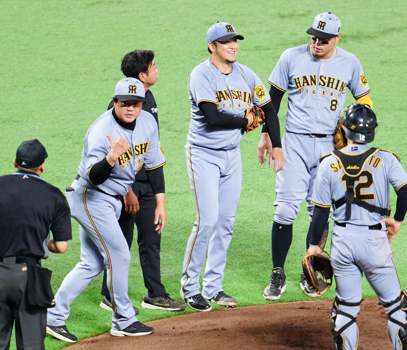 ソフトバンク対阪神　3回裏ソフトバンク2死一、二塁、内野安打となった柳町の打球が直撃した岩貞（中央）（撮影・江口和貴）
