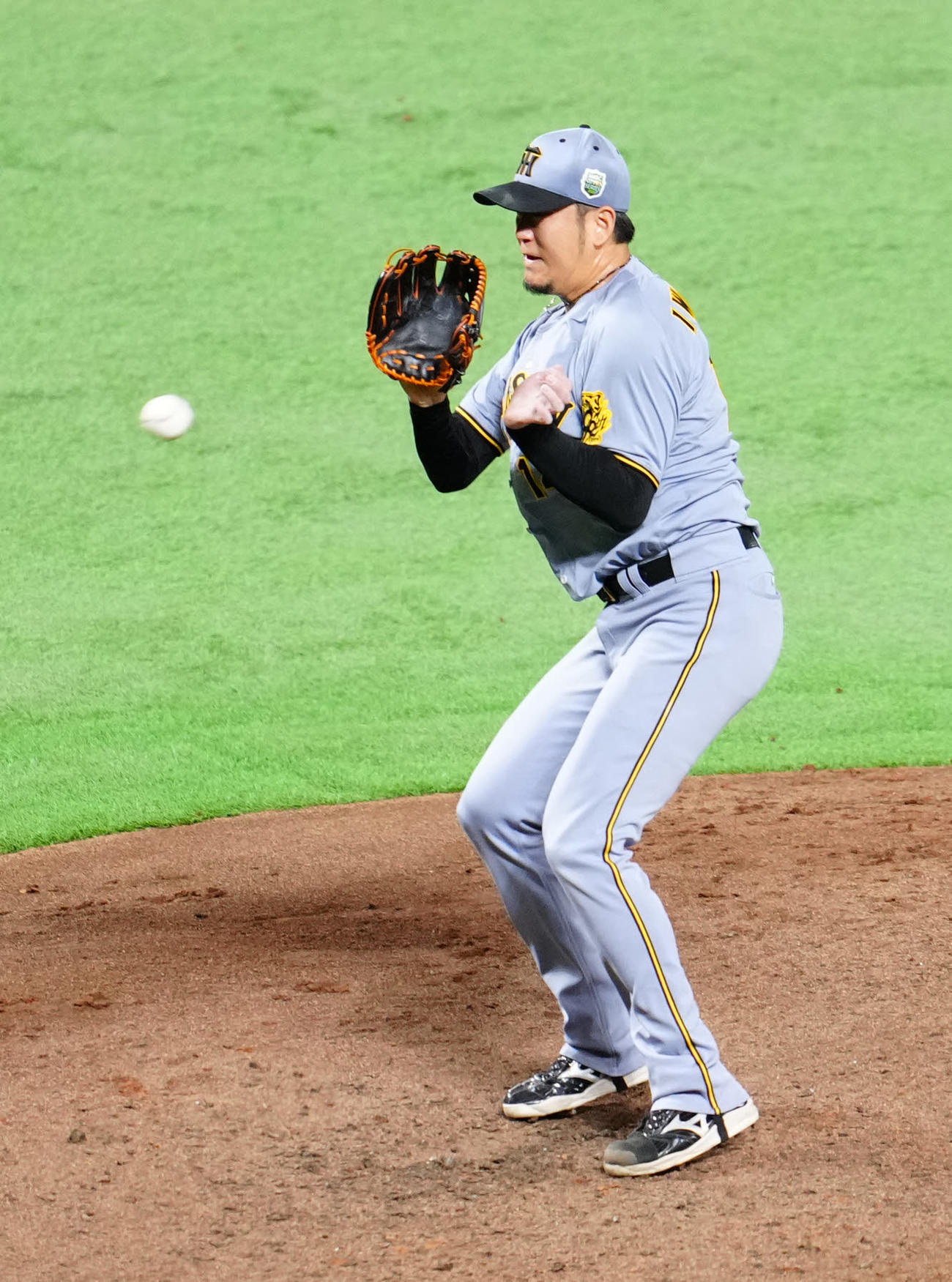 ソフトバンク対阪神　3回裏ソフトバンク2死一、二塁、内野安打となった柳町の打球が直撃した岩貞（撮影・江口和貴）
