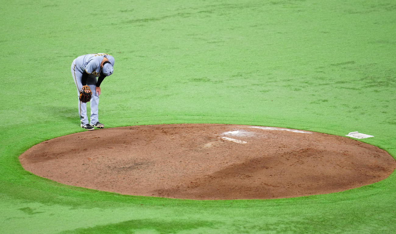 ソフトバンク対阪神　3回裏ソフトバンク2死一、二塁、内野安打となった柳町の打球が直撃した岩貞（撮影・江口和貴）