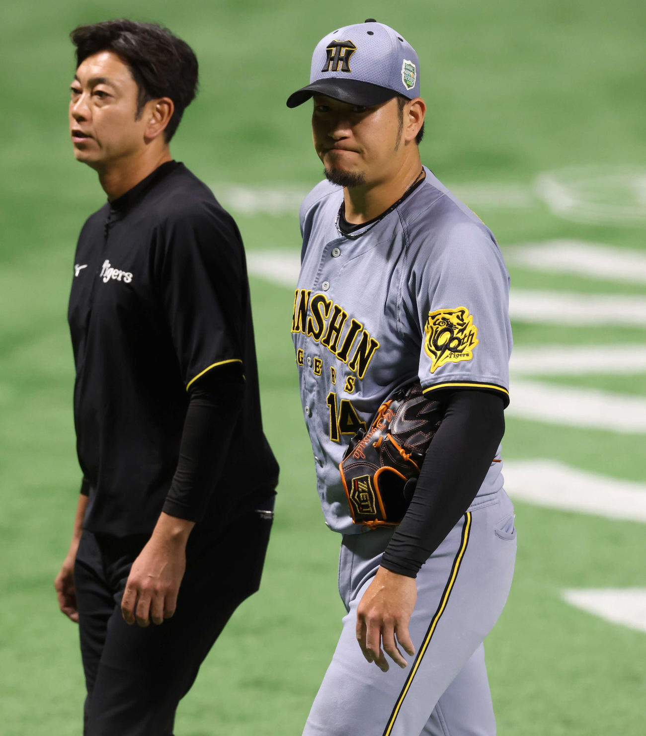 ソフトバンク対阪神　3回裏ソフトバンク2死二塁、柳町の投手強襲打を左腕に当てベンチに下がる岩貞（撮影・浅見桂子）