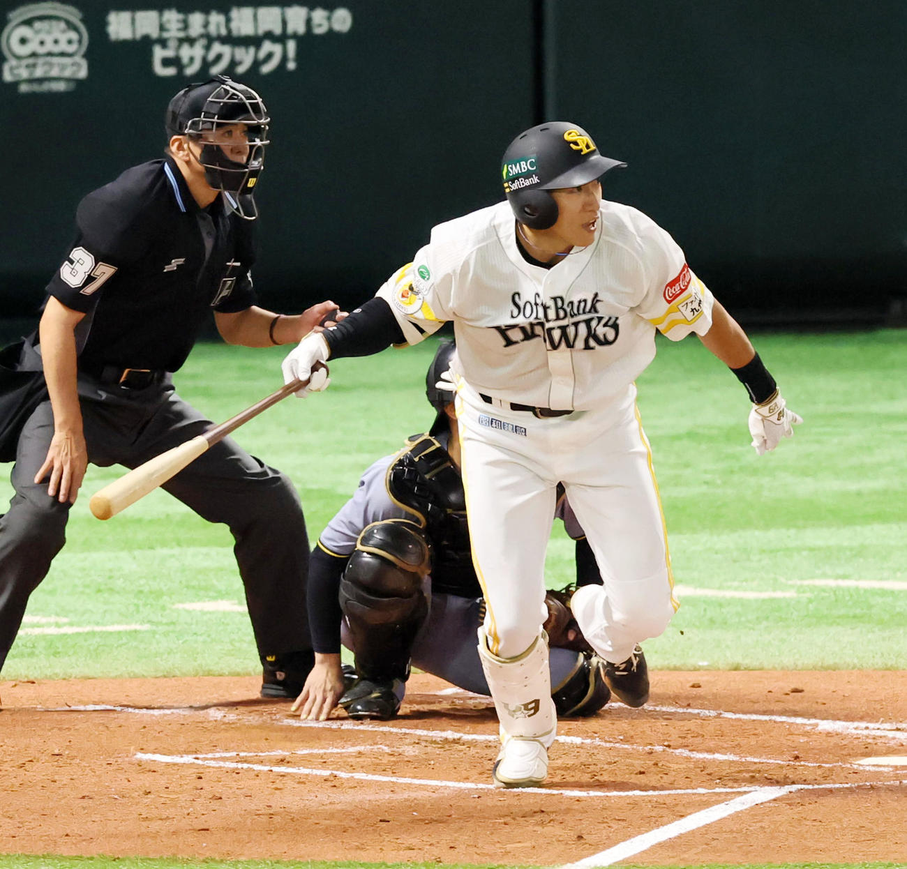 ソフトバンク対阪神　1回裏ソフトバンク無死、柳田は左前打を放つ（撮影・加藤哉）