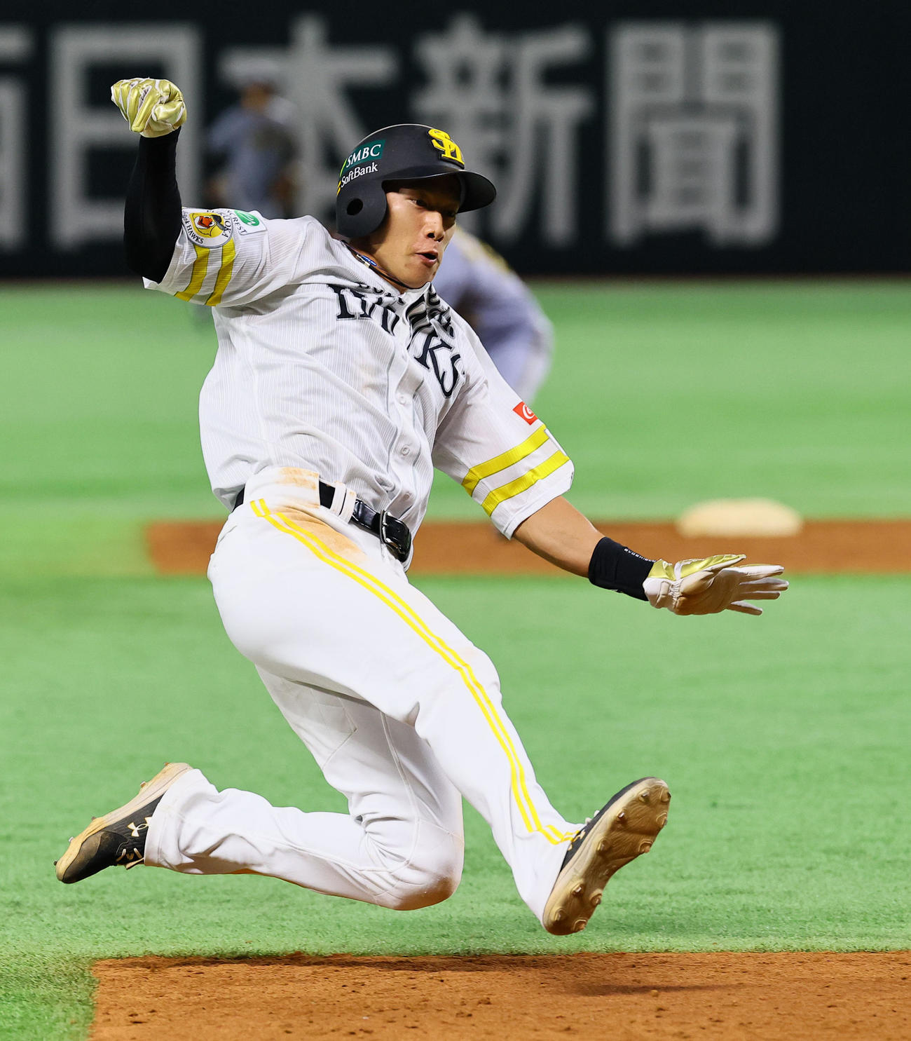ソフトバンク対阪神　5回裏ソフトバンク2死一塁、周東の中前打で三塁へ進む柳田（撮影・藤尾明華）