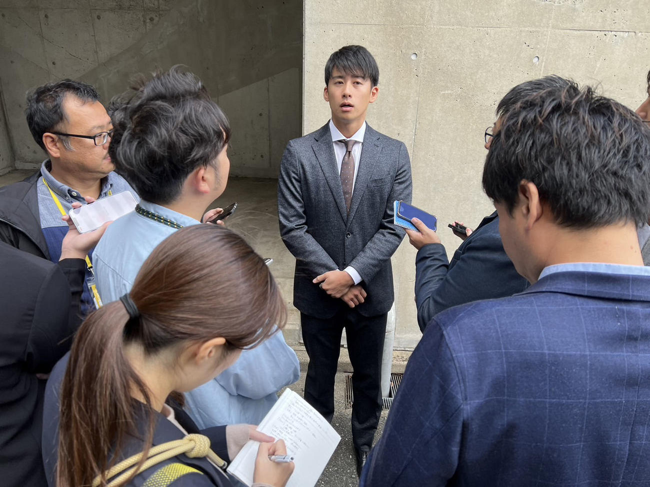 戦力外通告を受けた板東は報道陣に囲まれる（撮影・梅根麻紀）