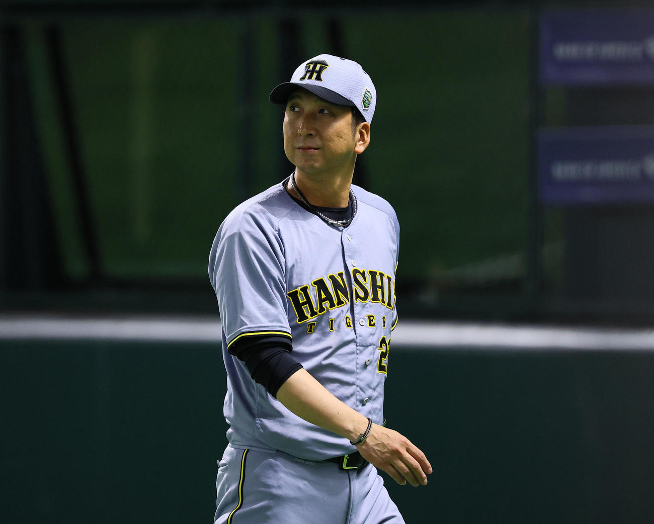 ソフトバンク対阪神　2回途中、投手交代を告げベンチに戻る阪神藤川監督（撮影・藤尾明華）