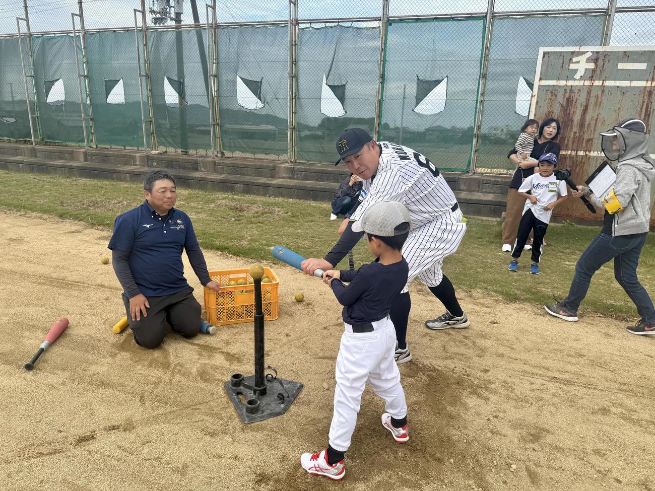 淡路島野球教室で子どもたちを指導する元阪神の森田一成氏（提供写真）
