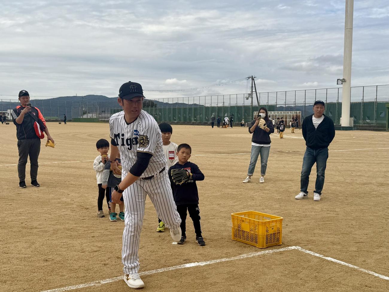 淡路島野球教室で子どもたちを指導する元阪神の岩田稔氏（提供写真）