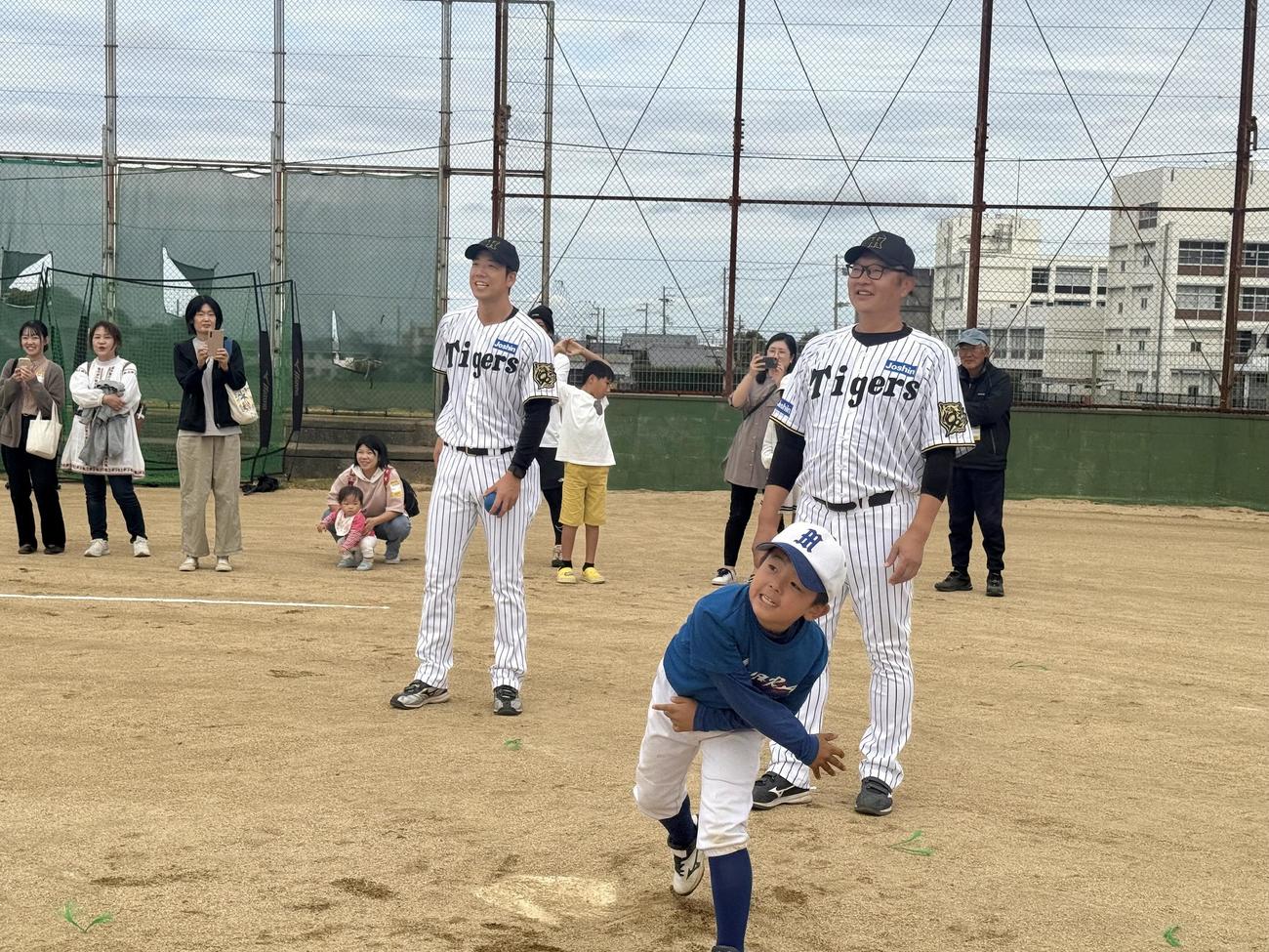 淡路島野球教室で子どもたちに指導する元阪神の福原忍氏（右）と岩本輝氏（提供写真）