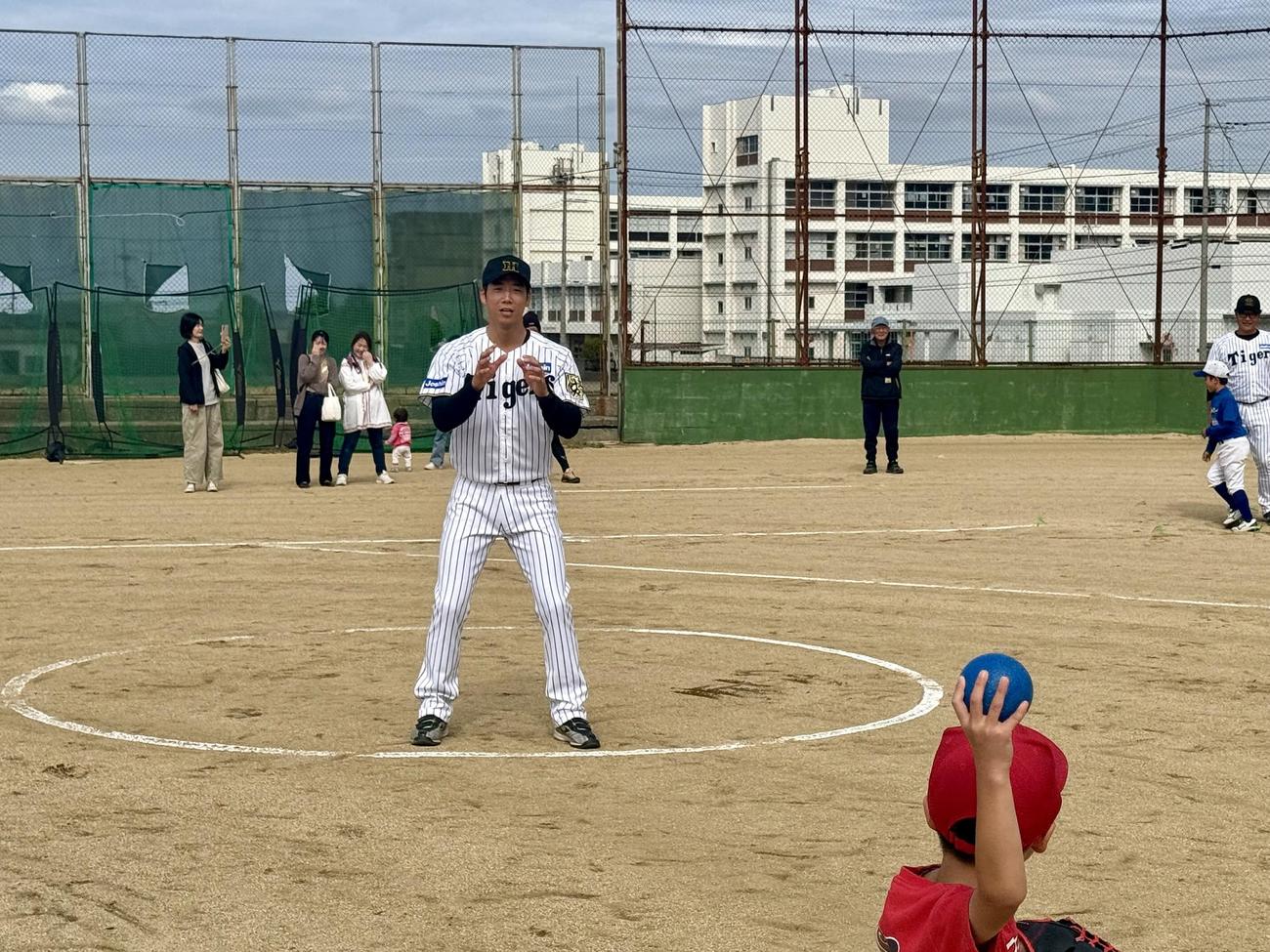 淡路島野球教室で子どもたちを指導する元阪神の岩本輝氏（提供写真）