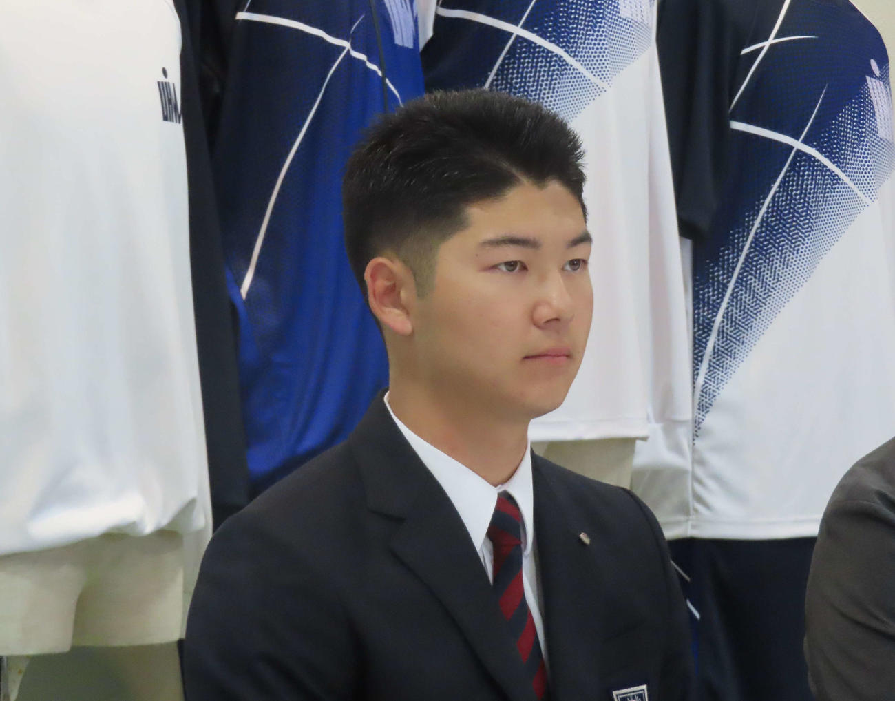 指名あいさつを受けた健大高崎・佐藤（撮影・山本佳央）