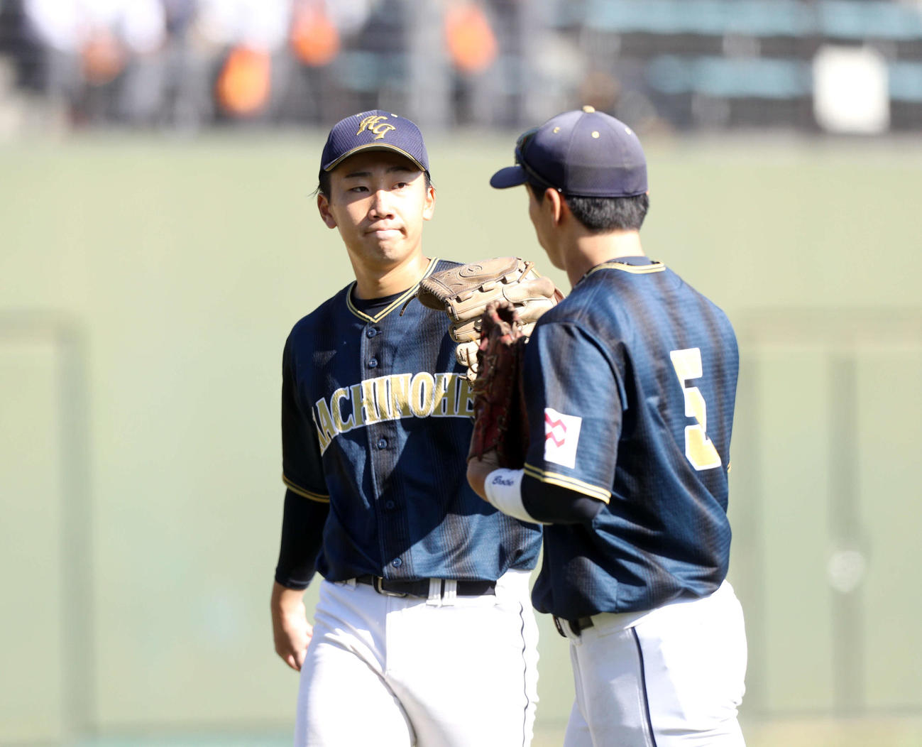 東北福祉大対八戸学院大　6回、無失点で抑えグラブタッチする八戸学院大・小林（左）（撮影・木村有優）