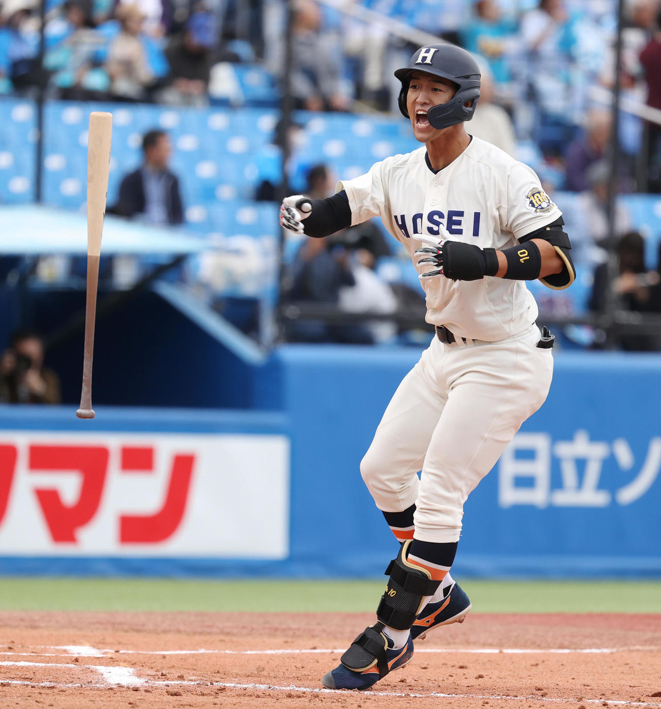 東大対法大　6回裏法大2死一塁、松下は左越えに本塁打を放ち雄たけびを上げる（撮影・柴田隆二）