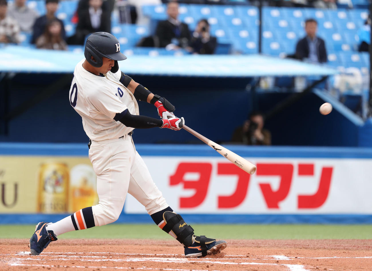 東大対法大　6回裏法大2死一塁、松下は左越えに本塁打を放つ（撮影・柴田隆二）