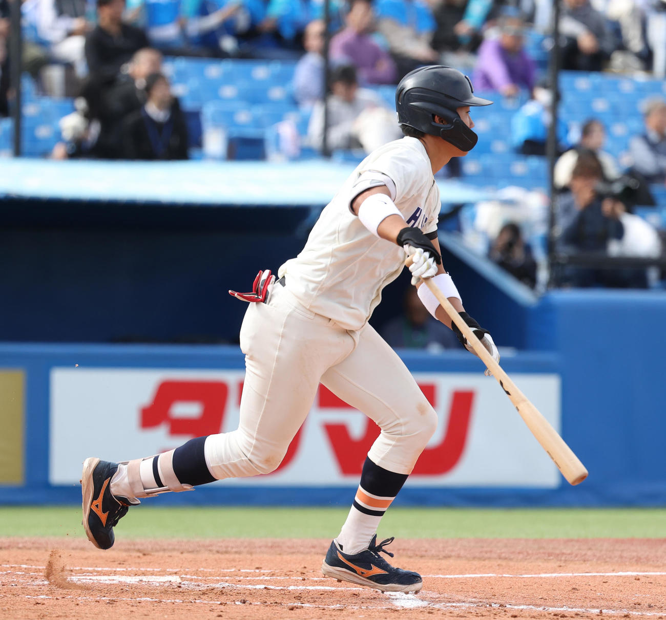東大対法大　8回裏法大2死二塁、片山は中前に適時打を放つ（撮影・柴田隆二）