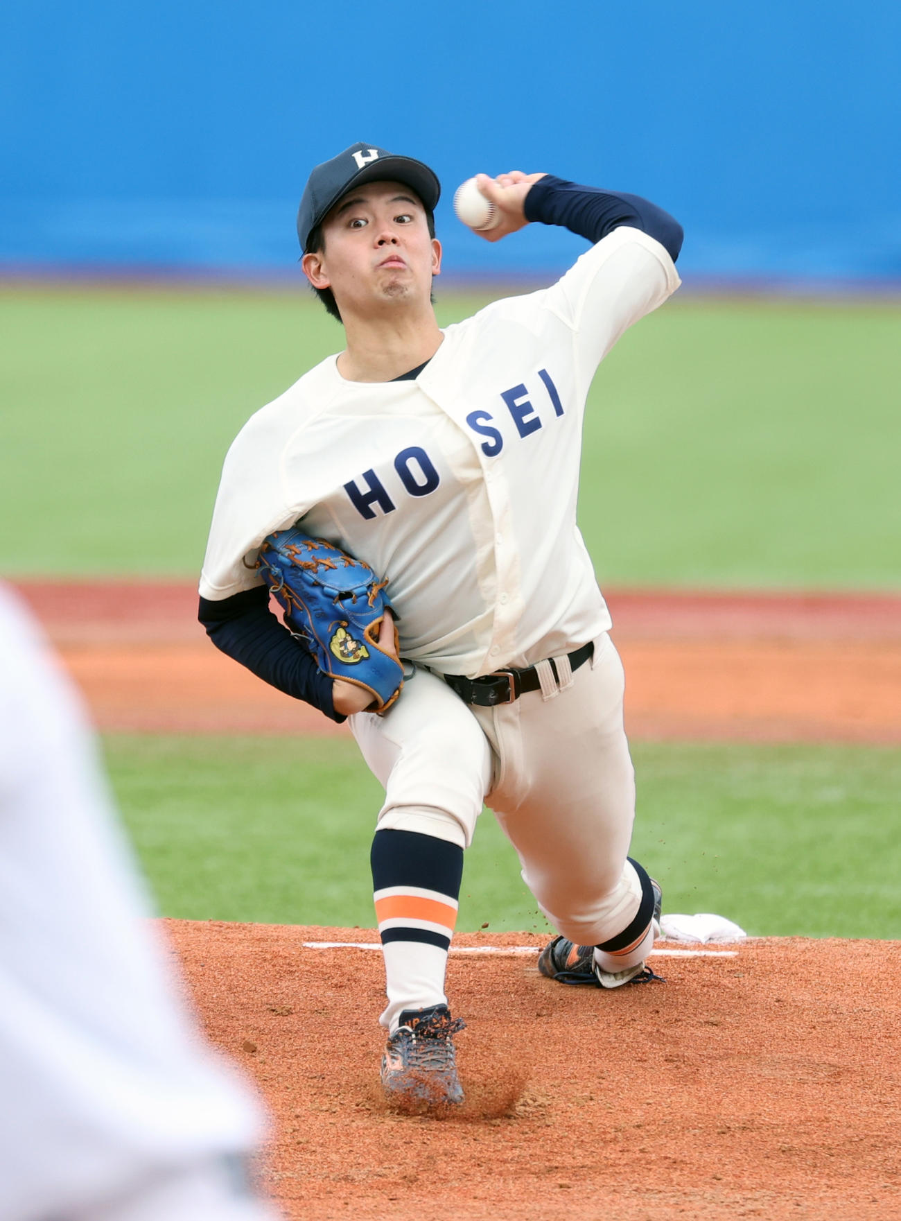 東大対法大　先発した法大・野崎（撮影・柴田隆二）