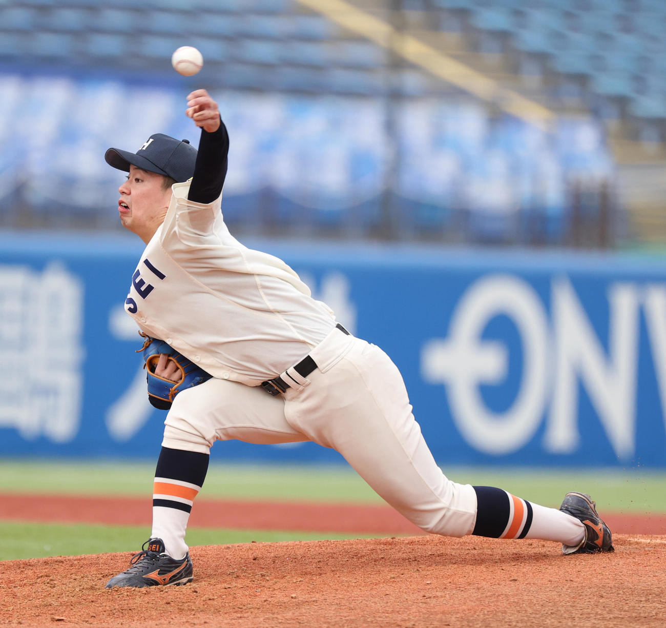 東大対法大　先発した法大・野崎（撮影・柴田隆二）