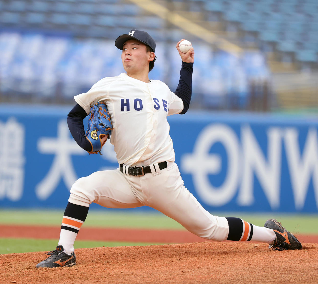東大対法大　先発した法大・野崎（撮影・柴田隆二）