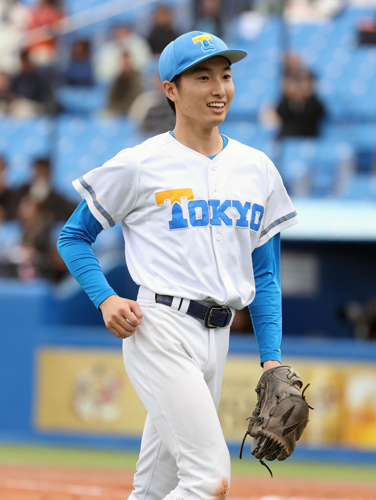 東大対法大　1回を終えてベンチに戻る東大・渡辺（撮影・柴田隆二）