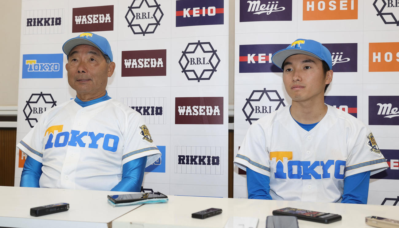 東大対法大　会見する東大・大久保監督（左）、渡辺（撮影・柴田隆二）