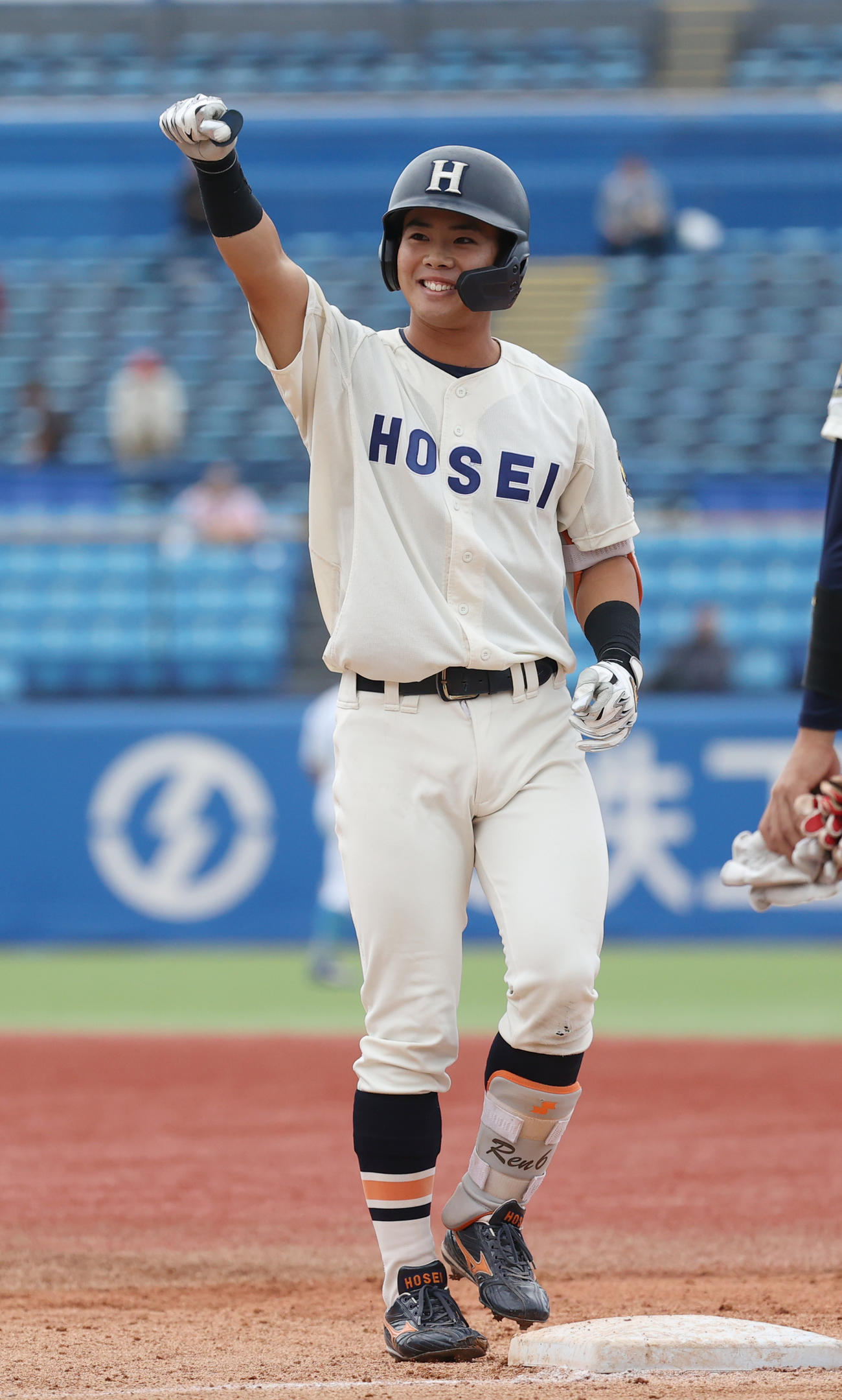 東大対法大　5回裏法大1死一、三塁、中村騎は中前に適時打を放ちガッツポーズする（撮影・柴田隆二）