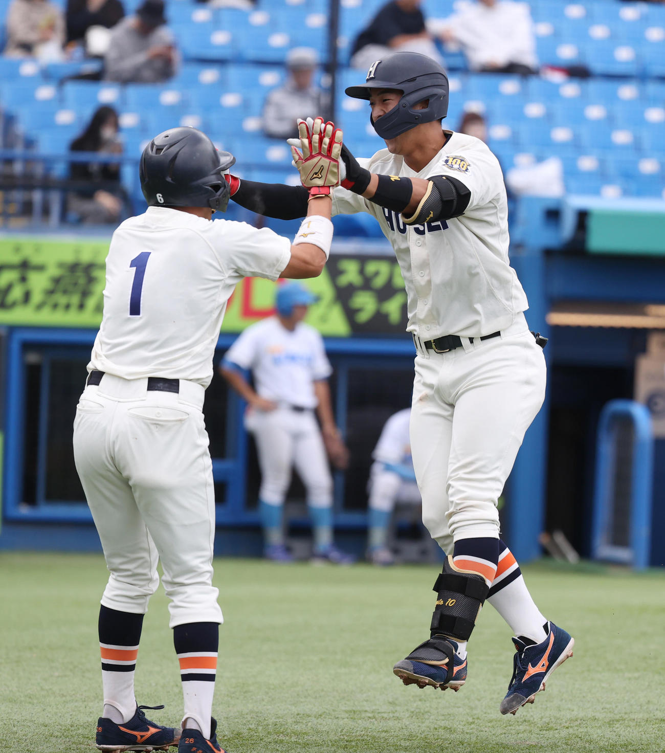 東大対法大　6回裏法大2死一塁、松下（右）は左越えに本塁打を放ち藤森康とハイタッチする（撮影・柴田隆二）