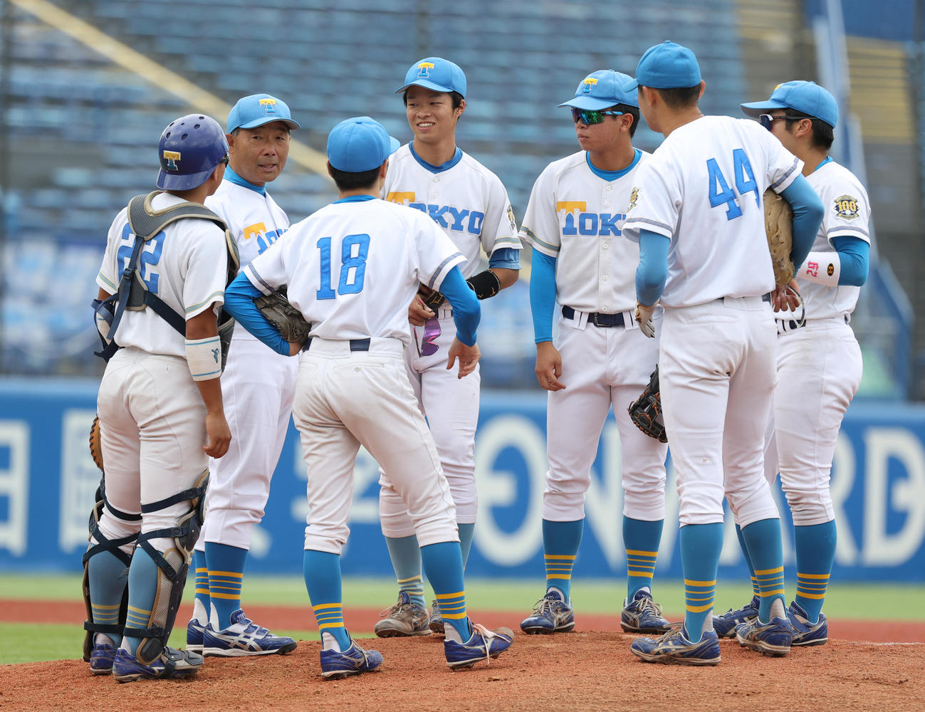 東大対法大　5回に先制点を奪われマウンドに集まる東大・大久保監督（左から2人目）と渡辺＜18＞（撮影・柴田隆二）