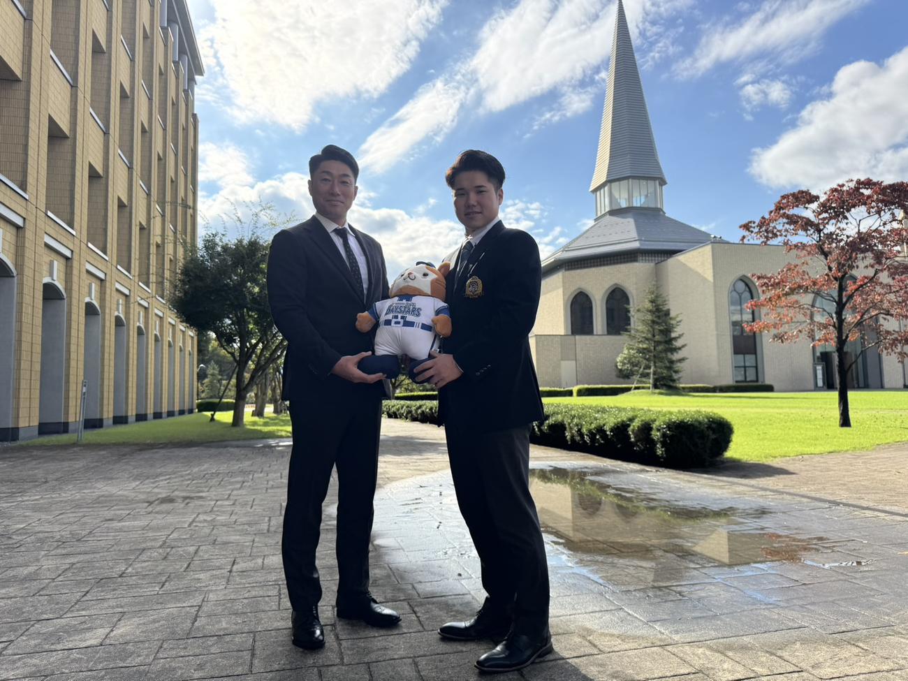 指名あいさつを受けたDeNAドラフト1位の青学大・小田（右）と相川新監督（撮影・小早川宗一郎）