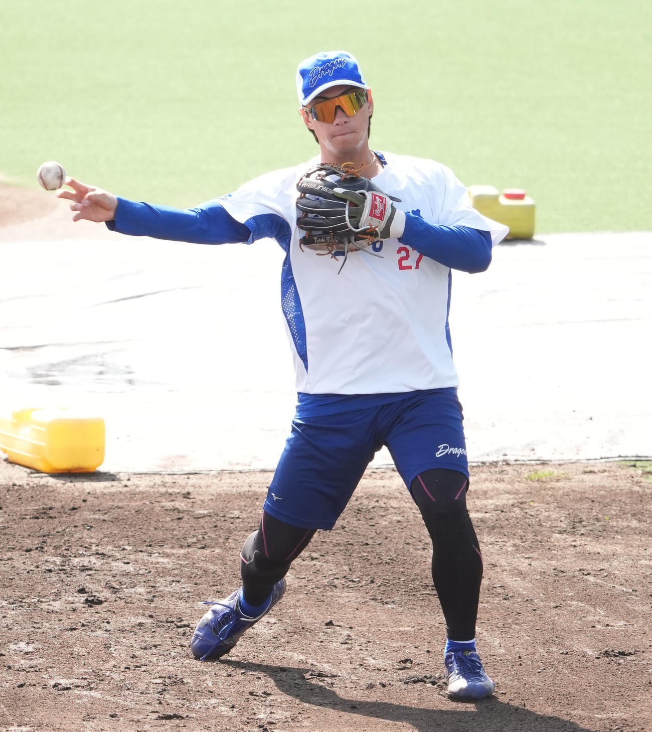 ノックを受け送球する津田（撮影・森本幸一）