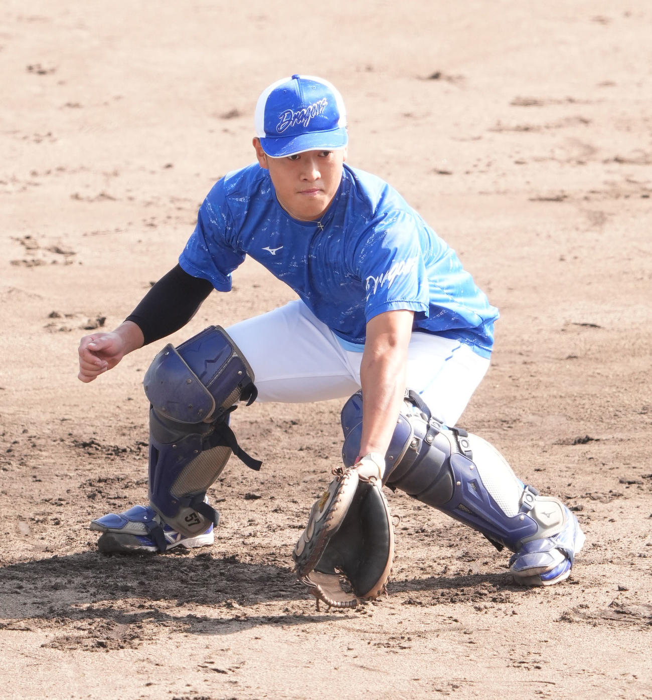 ノックを受ける山浅（撮影・森本幸一）