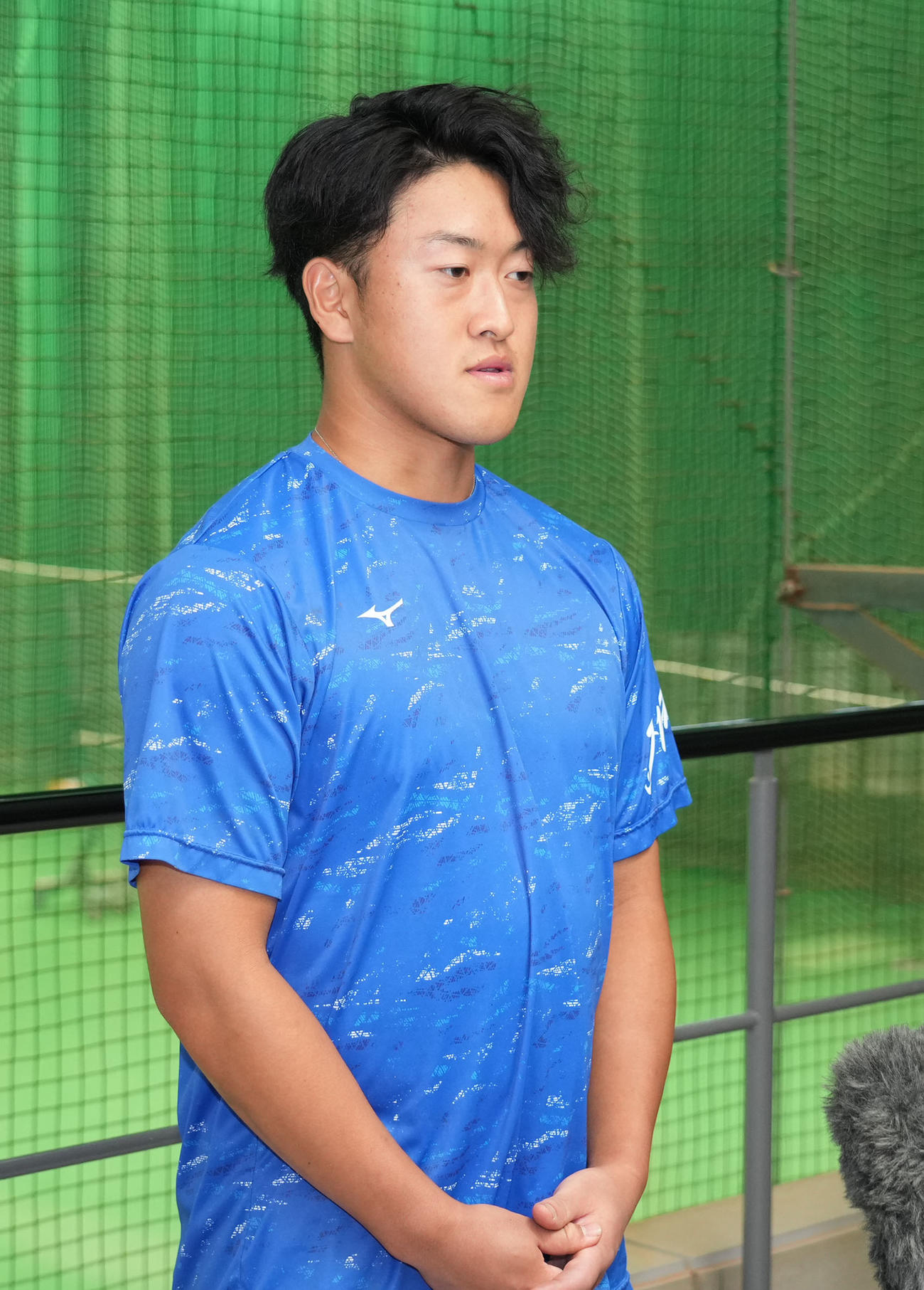 球団から来季の支配下選手契約を結ばない通告を受け取材に応じる山浅（撮影・森本幸一）