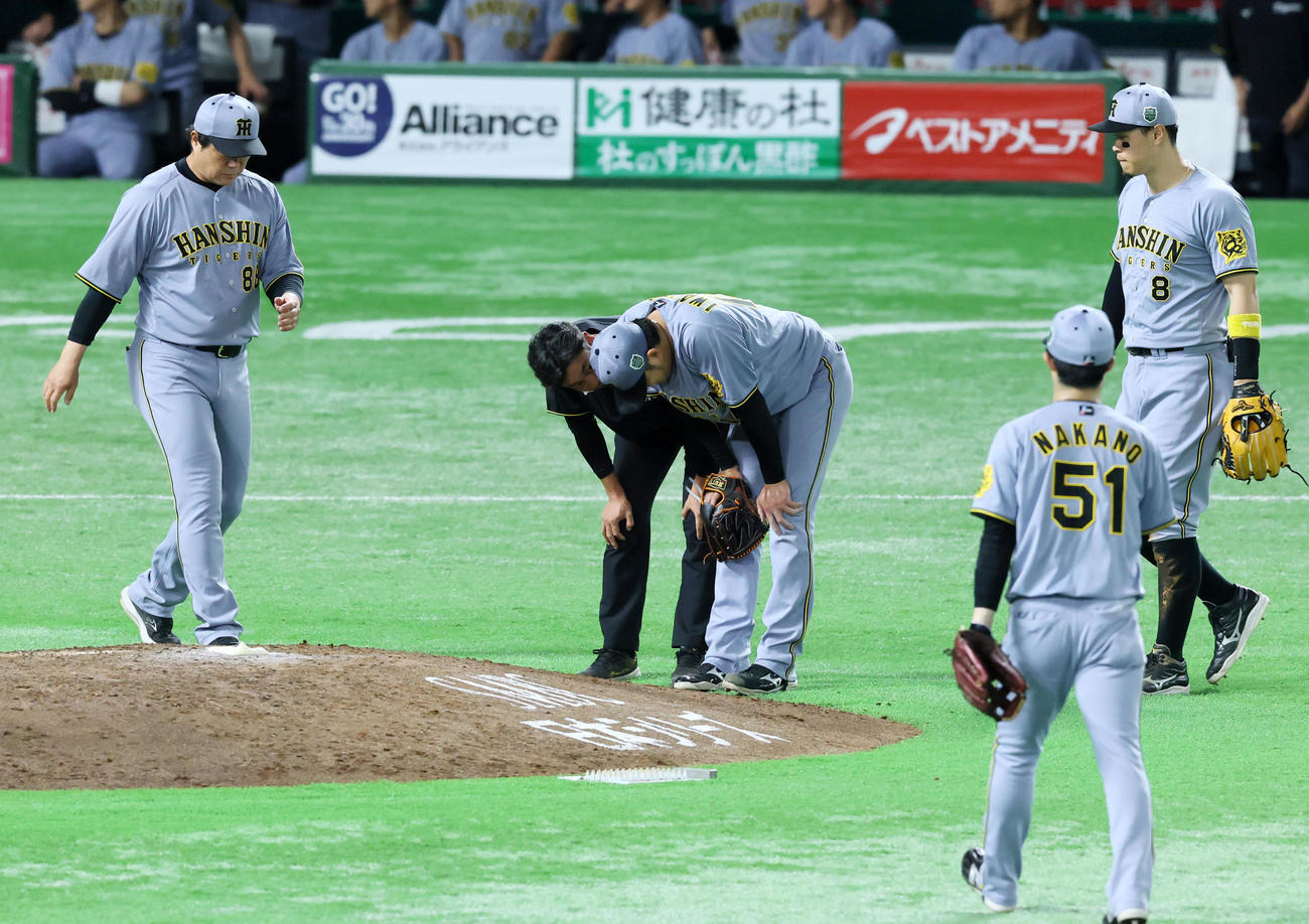 打球が直撃し痛みに耐える岩貞