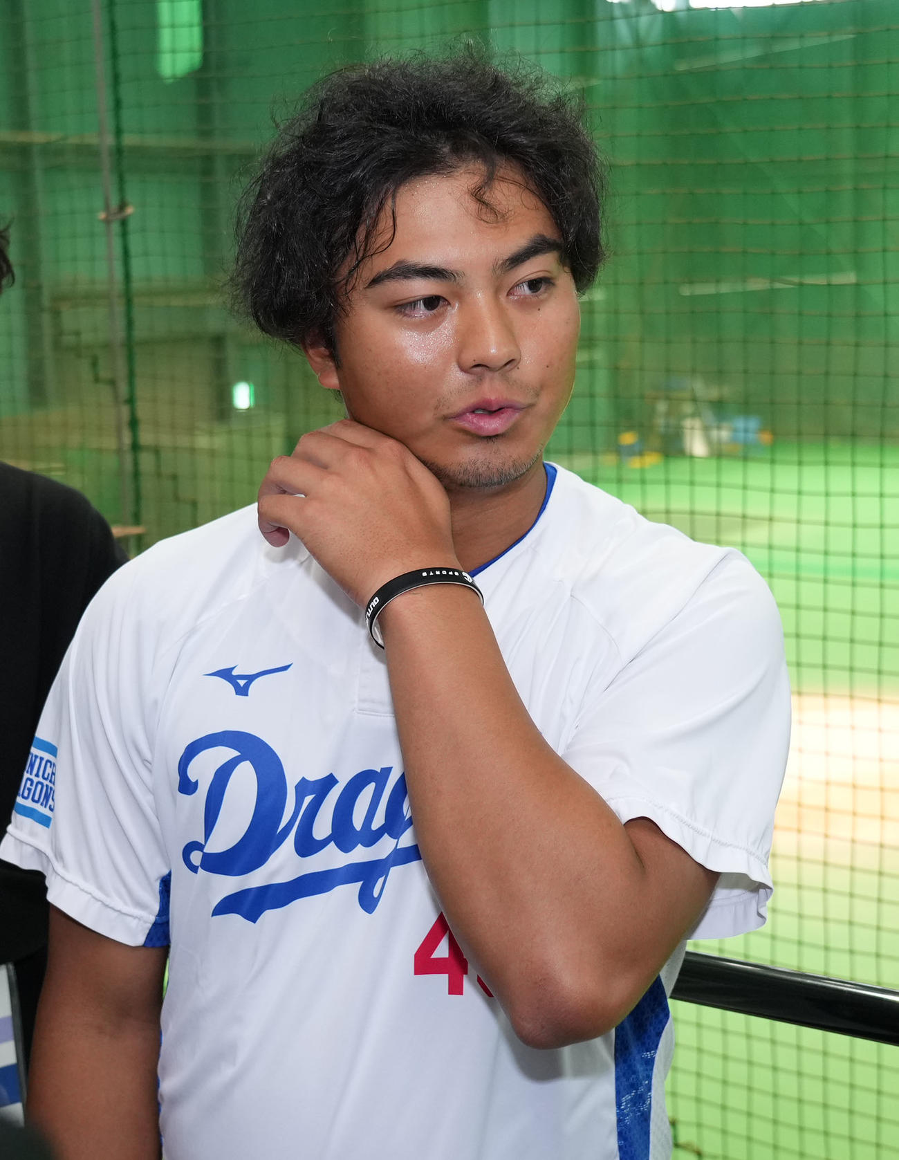 球団から来季の支配下選手契約を結ばない通告を受け取材に応じる土生（撮影・森本幸一）