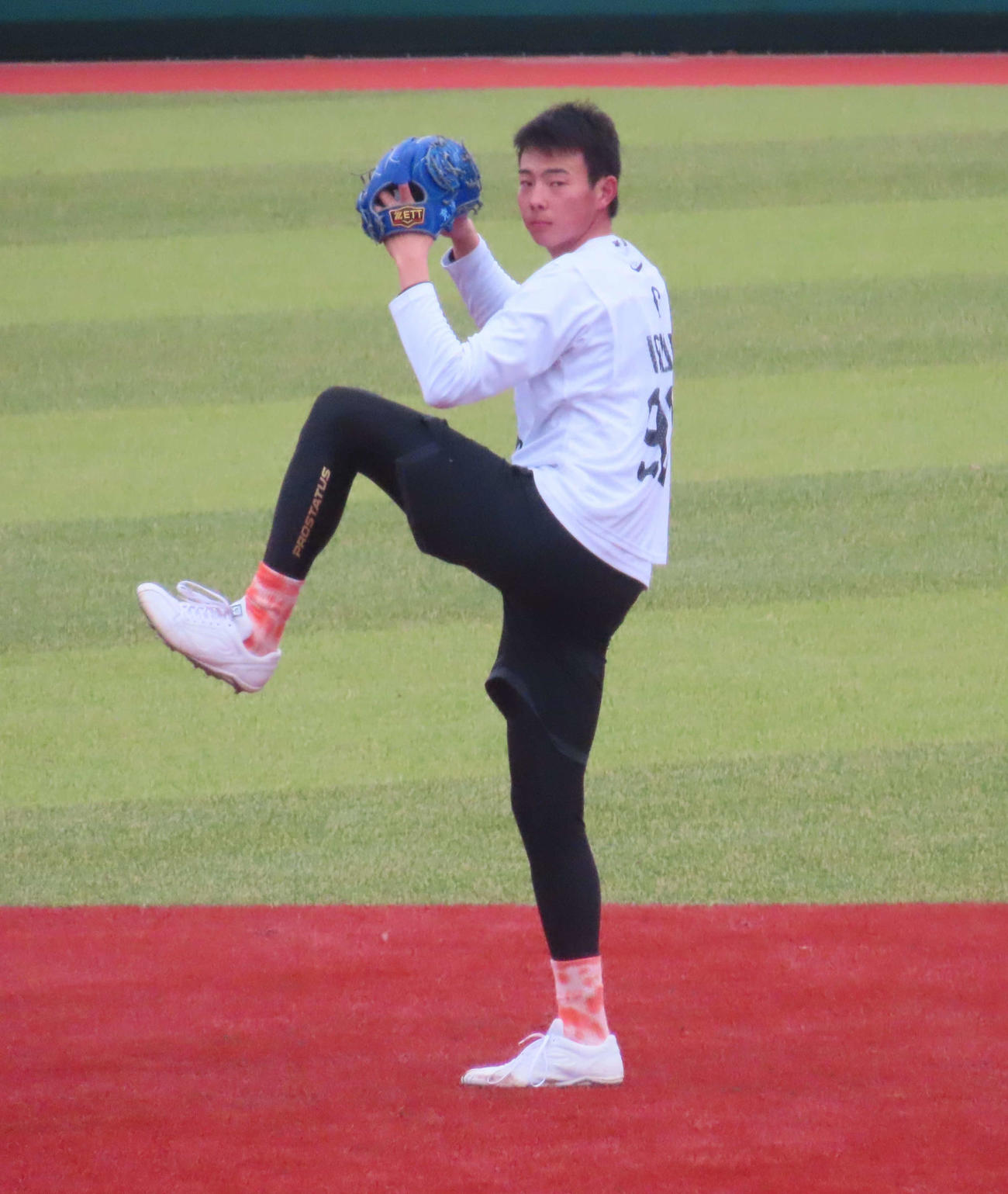 キャッチボールする巨人石田充冴（2025年1月19日撮影）
