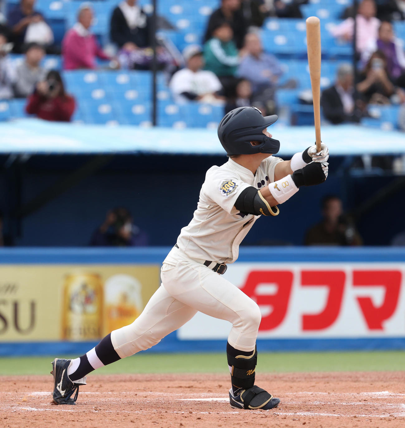 明大対立大　5回表明大2死一塁、榊原は左越えに本塁打を放つ（撮影・柴田隆二）