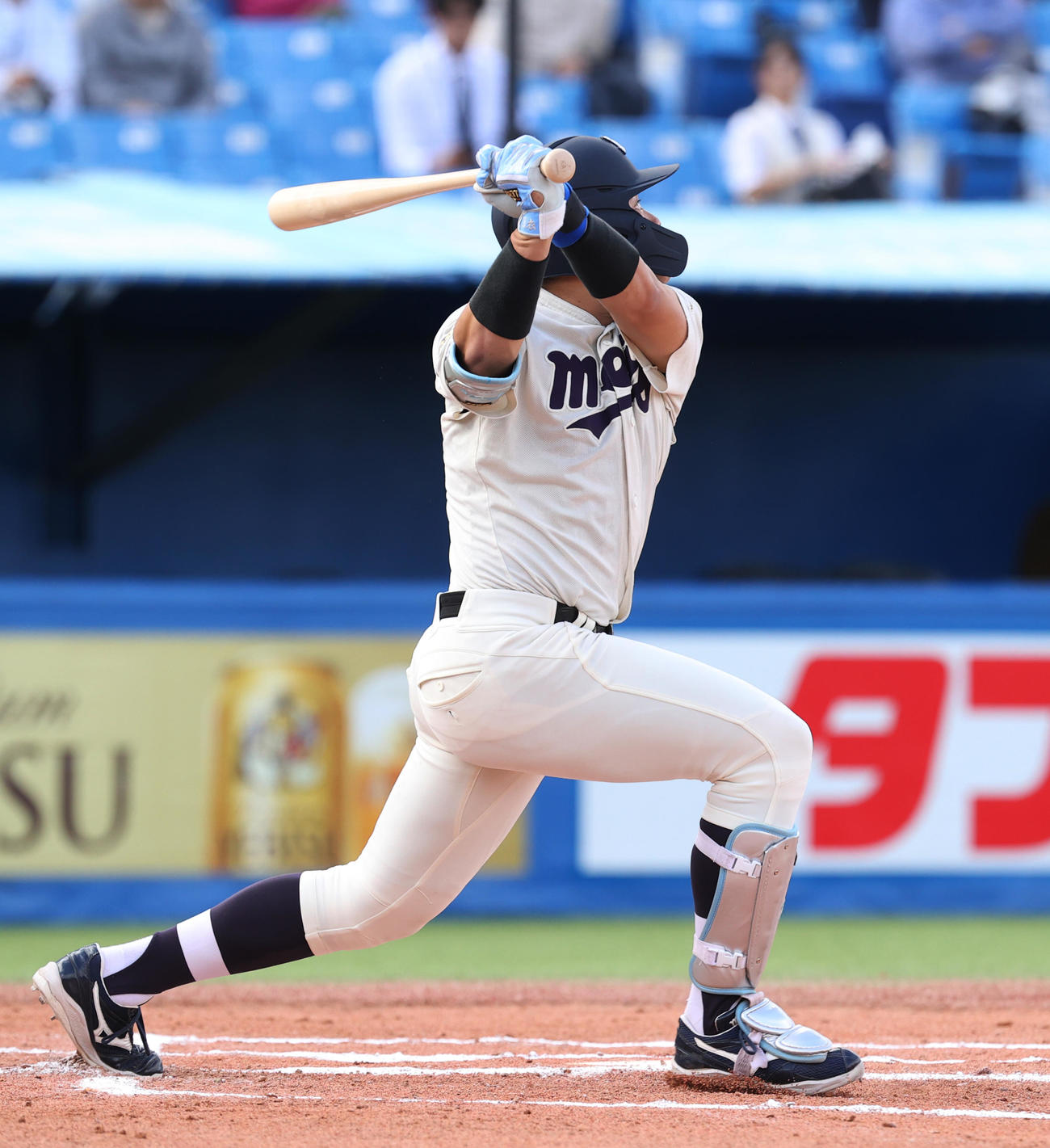 明大対立大　1回表明大無死三塁、田上は左犠飛を放つ（撮影・柴田隆二）