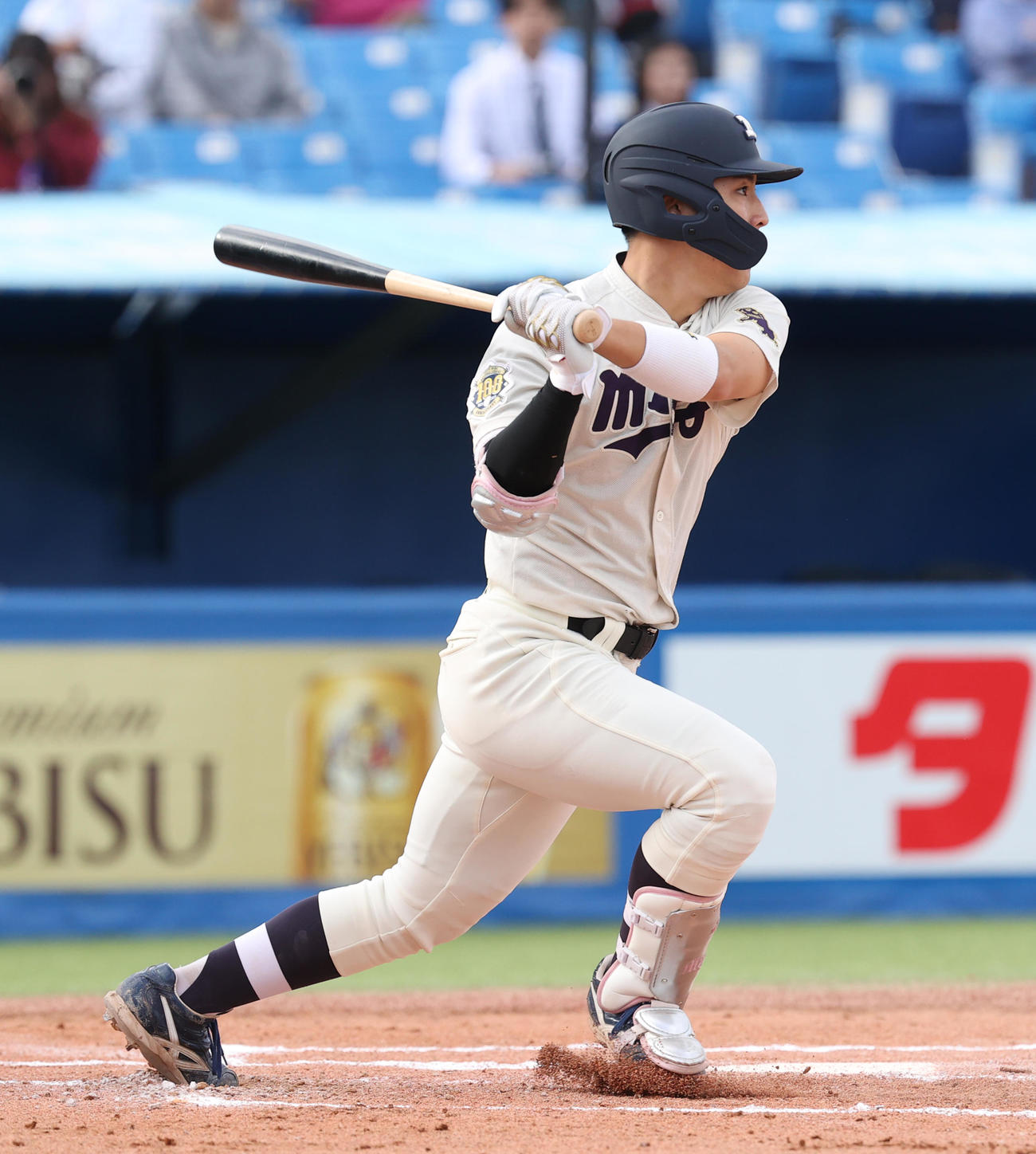 明大対立大　1回表明大1死満塁、宮田は右前に適時打を放つ（撮影・柴田隆二）
