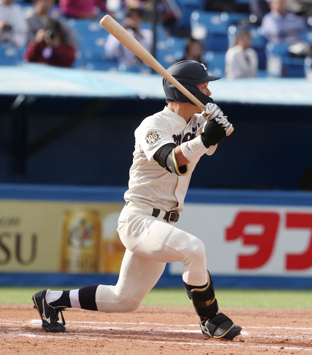 明大対立大　2回表明大1死一、三塁、榊原は中犠飛を放つ（撮影・柴田隆二）