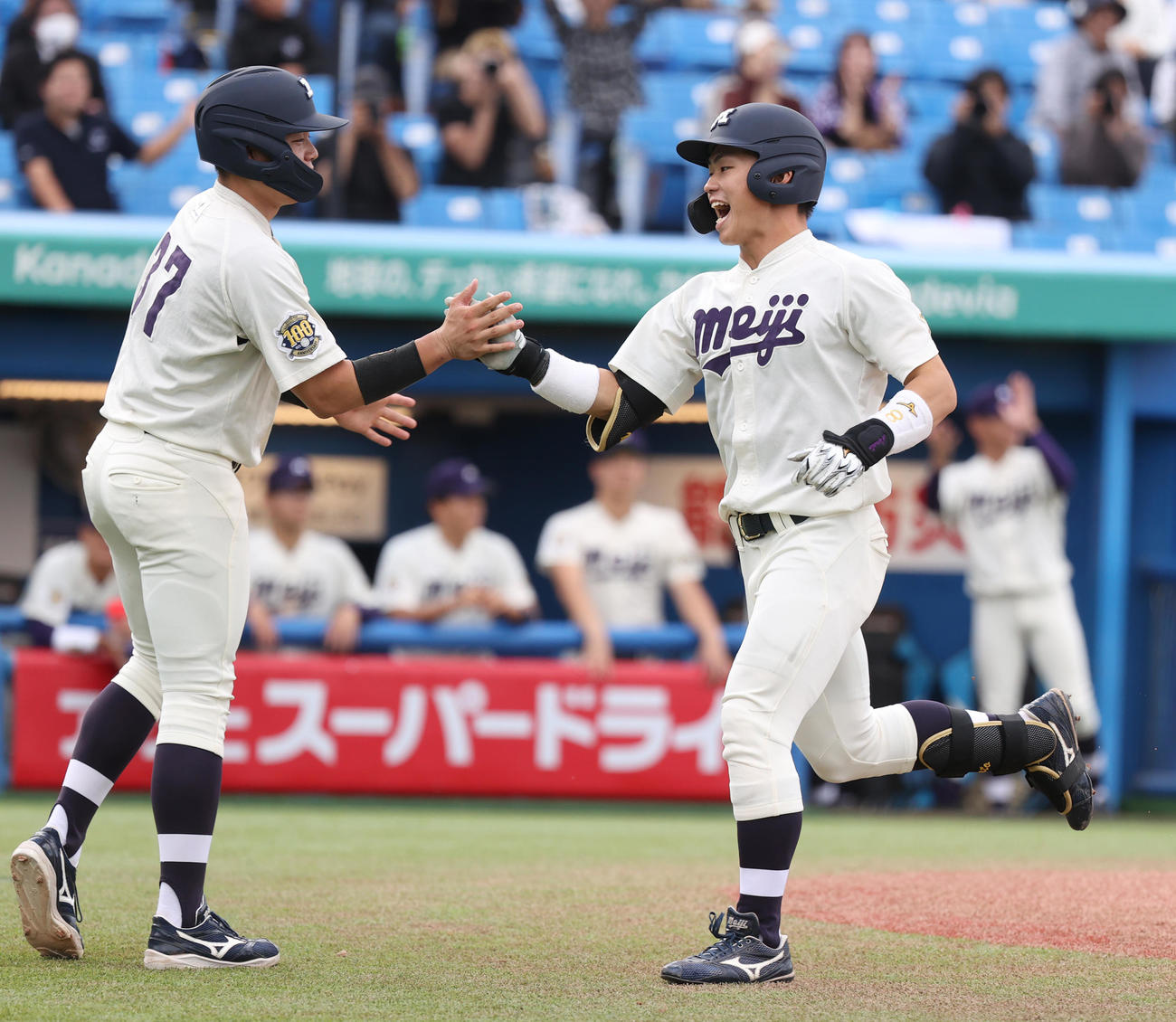 明大対立大　5回表明大2死一塁、榊原（右）は左越えに本塁打を放ち田上とハイタッチする（撮影・柴田隆二）