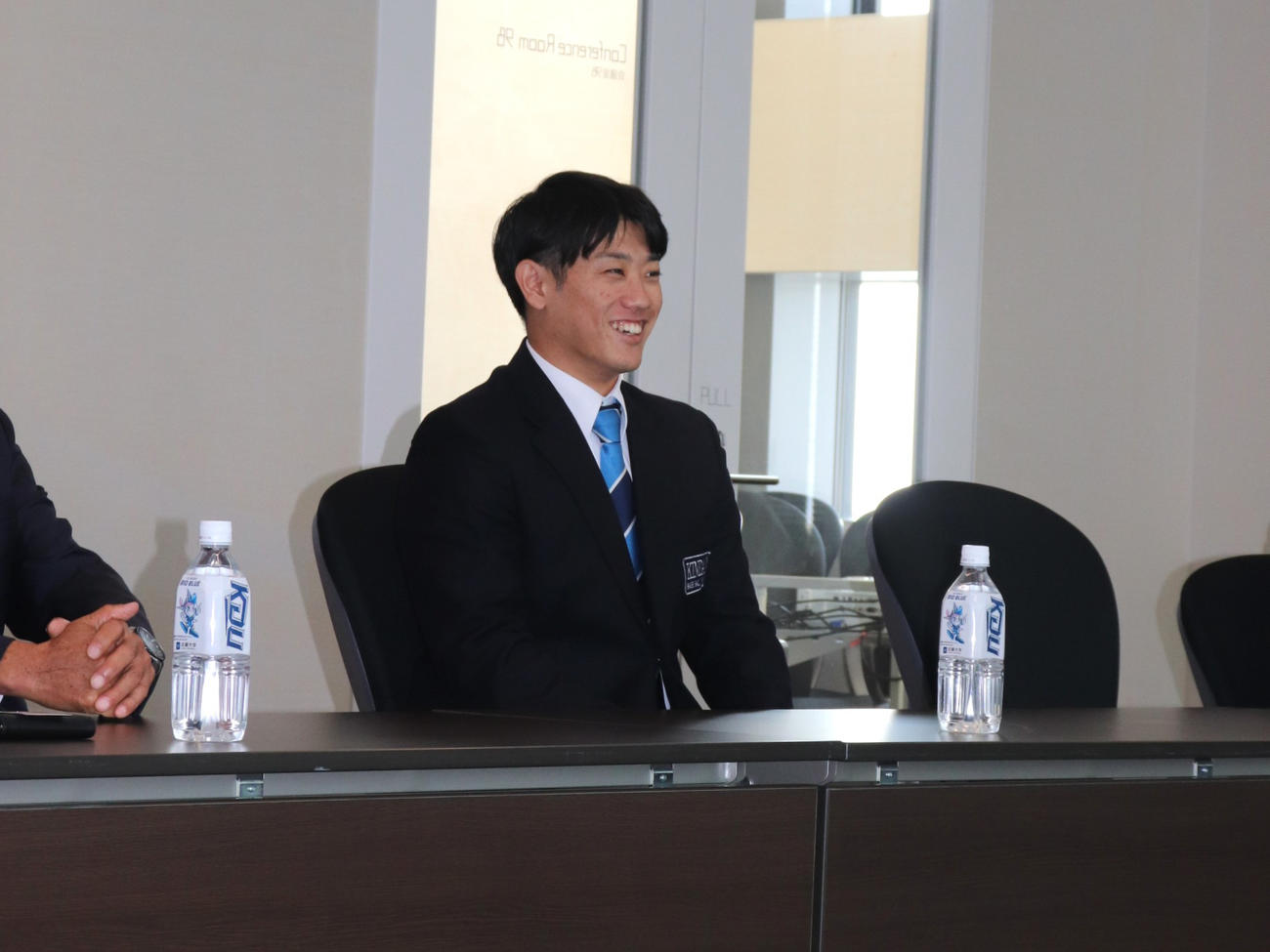 広島・新井監督と鞘師担当スカウトから指名あいさつを受ける同3位の近大・勝田（撮影・中島麗）